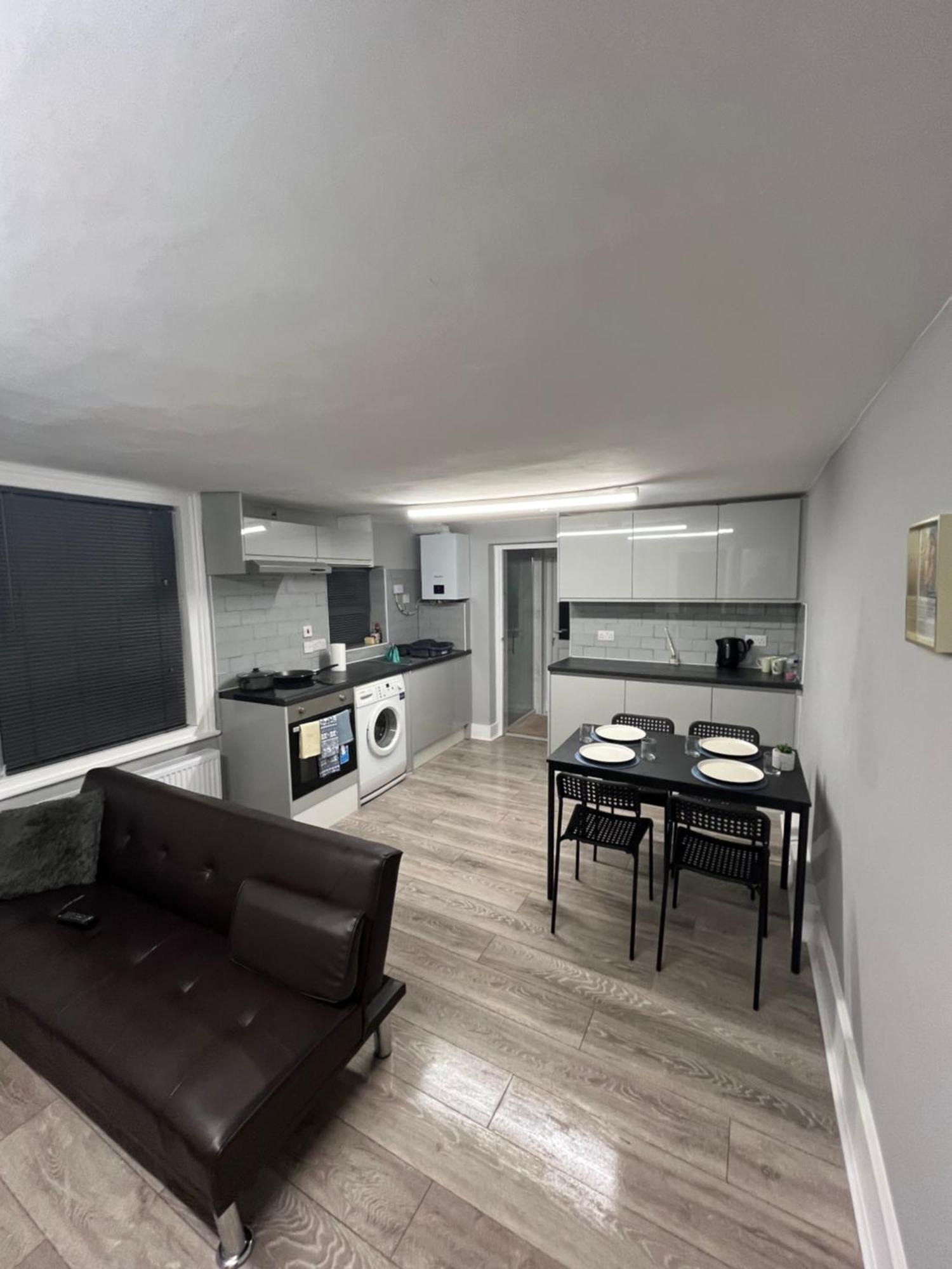 Super 2 Bed Flat Londen
