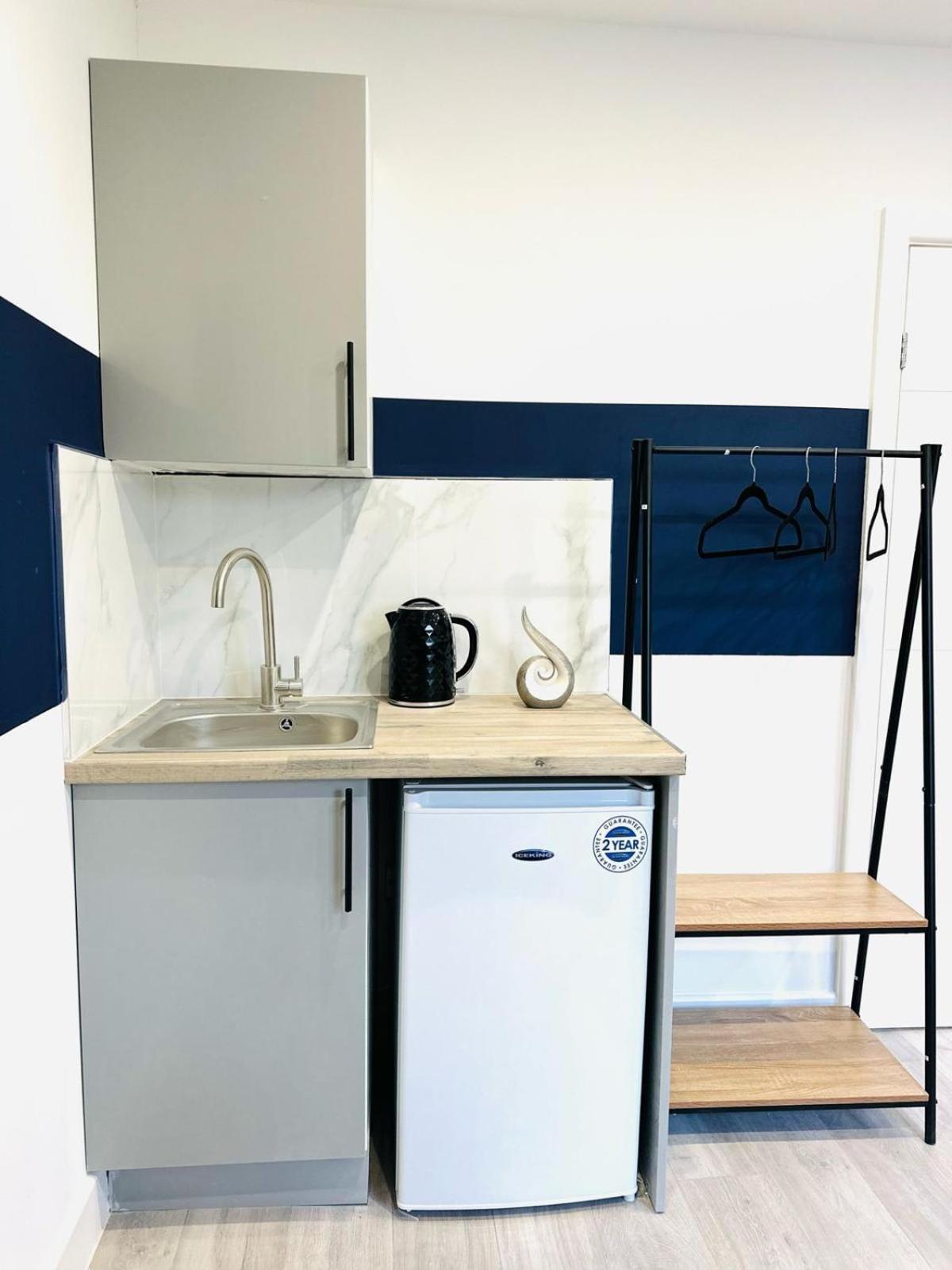 58 Blue House Center Studio, Spot *