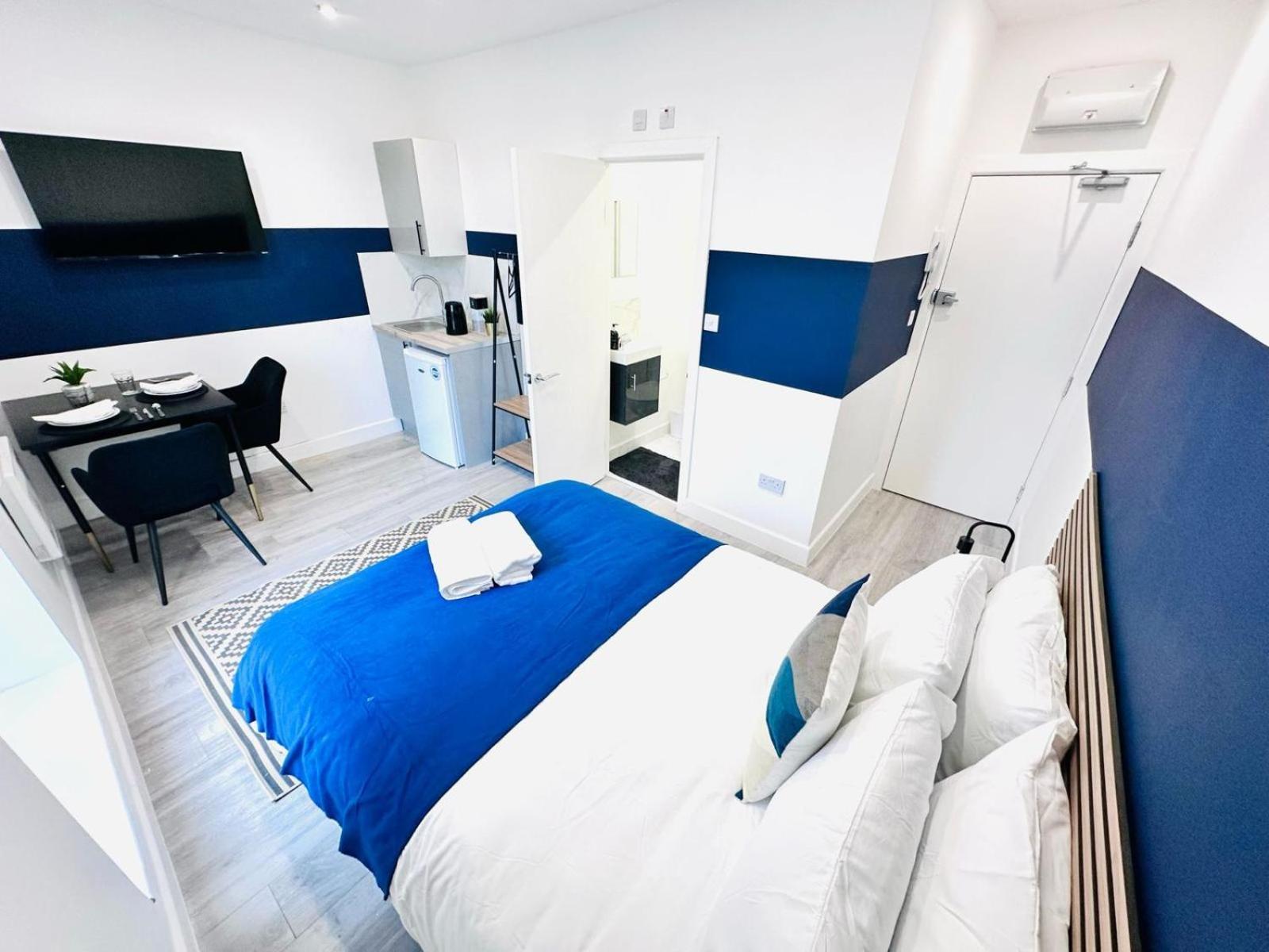 58 Blue House Center Studio, Spot Guest house