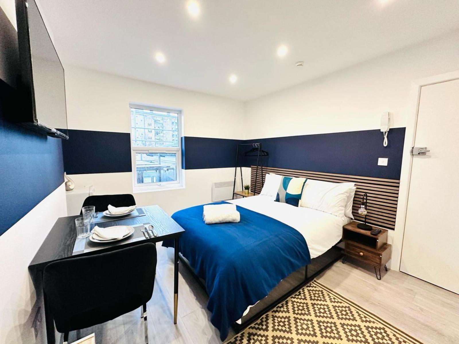 58 Blue House Center Studio, Spot * London