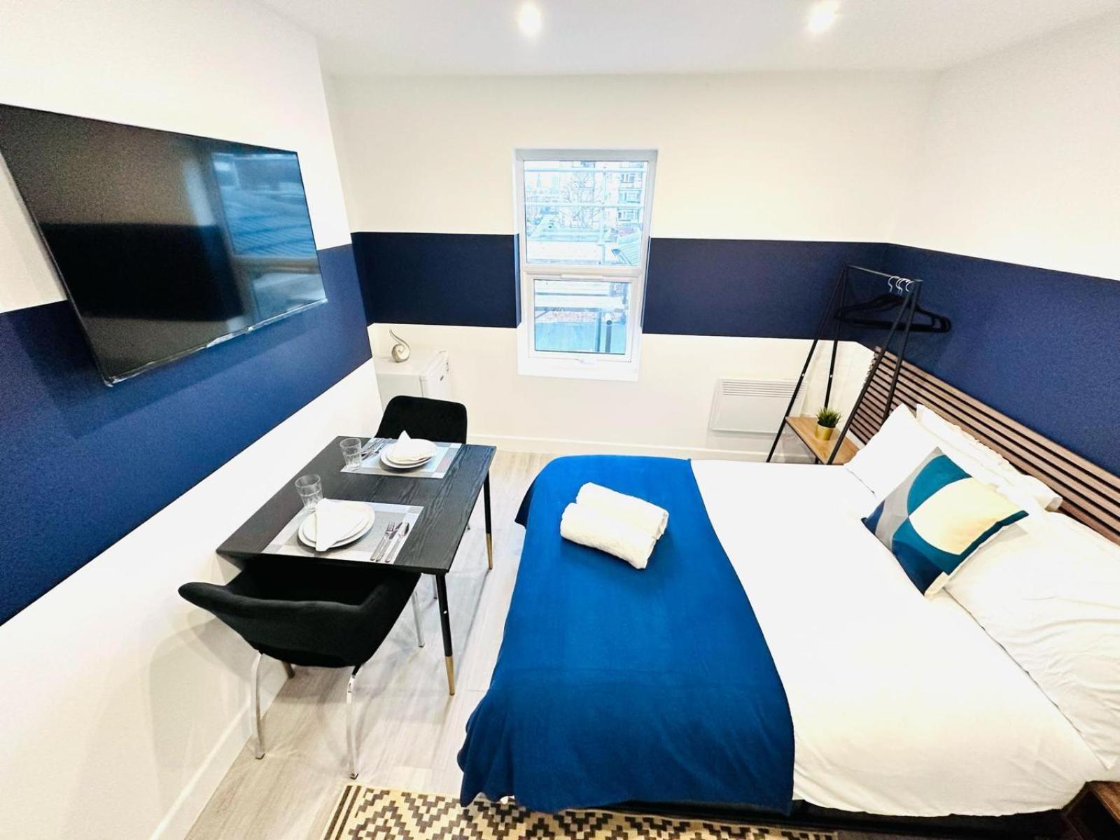 58 Blue House Center Studio, Spot Guest house *