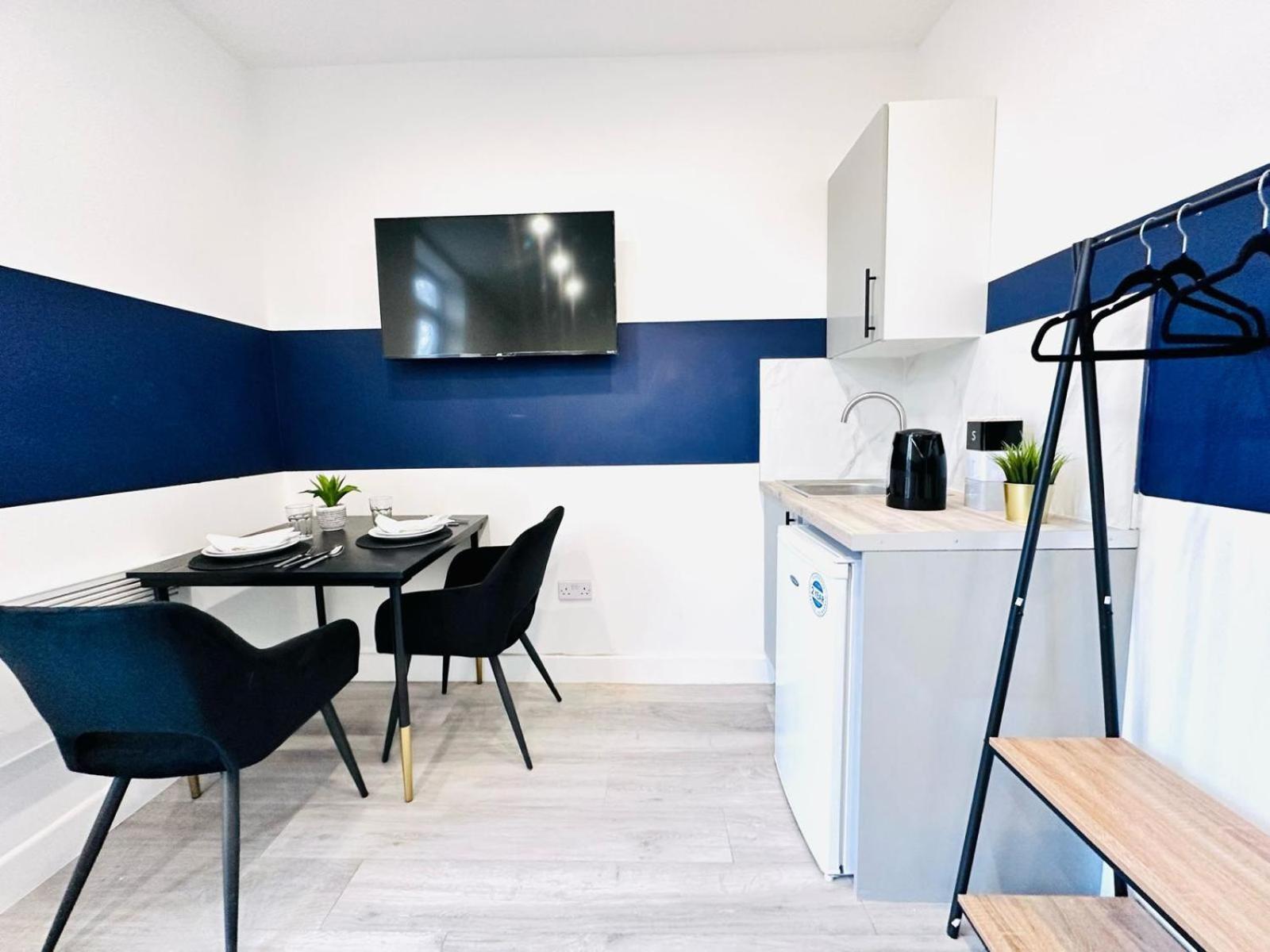 58 Blue House Center Studio, Spot London