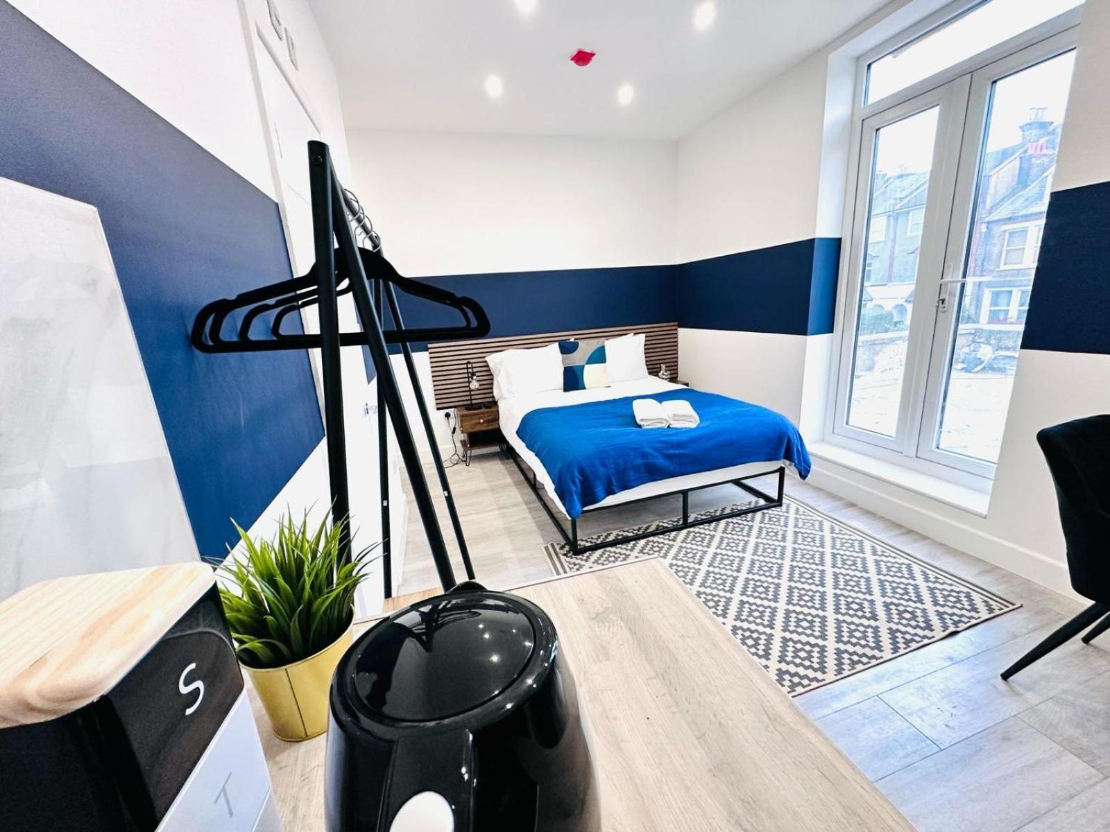 58 Blue House Center Studio, Spot *