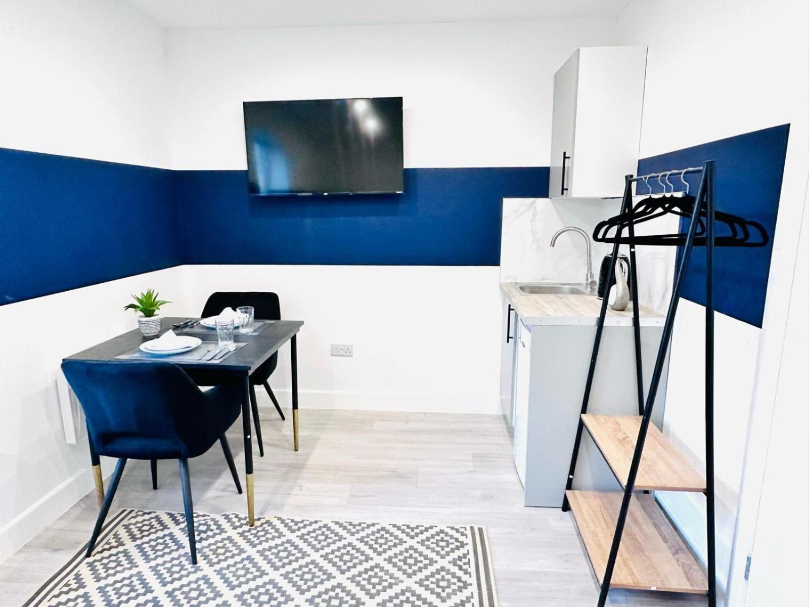 58 Blue House Center Studio, Spot