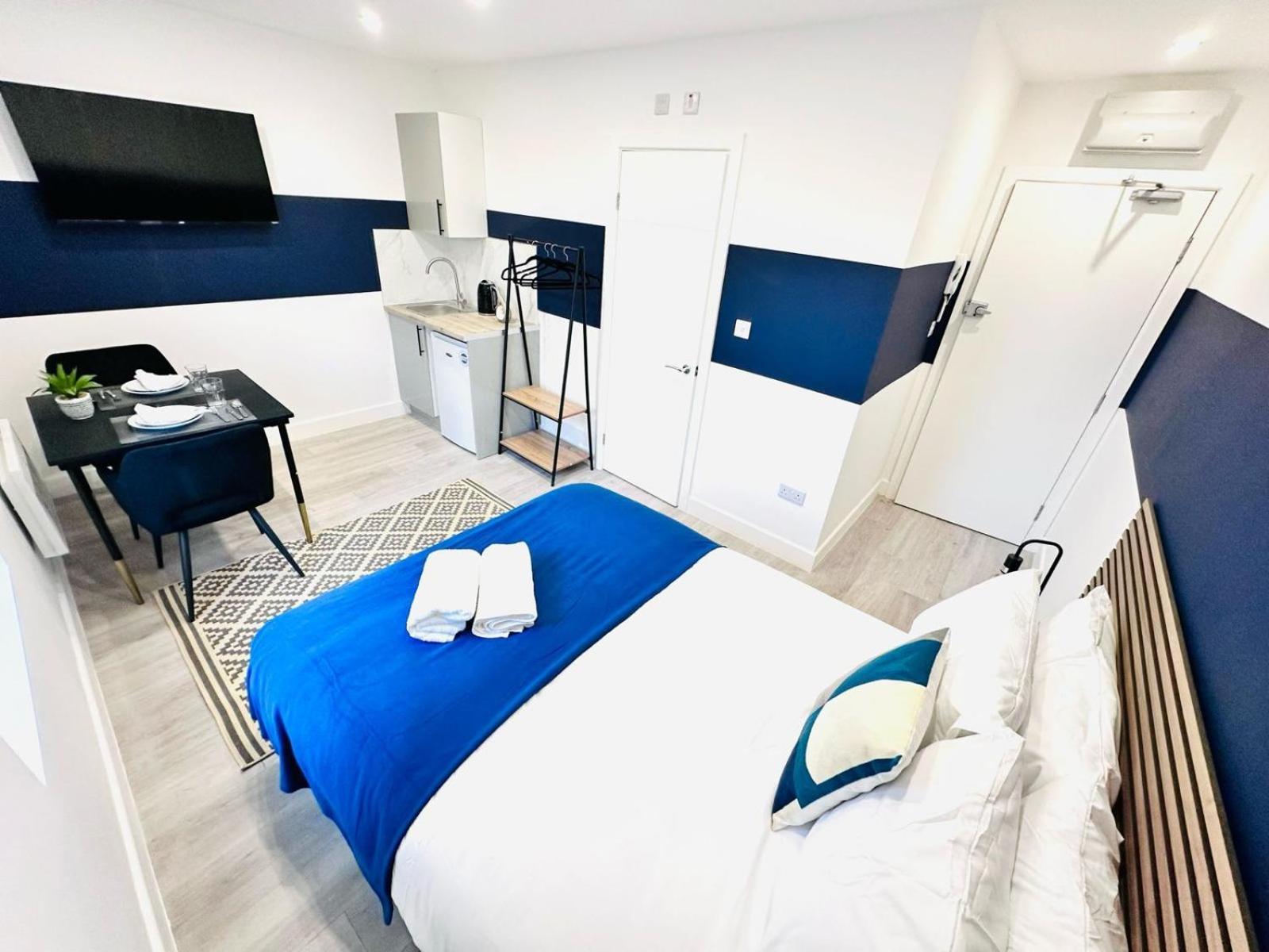 58 Blue House Center Studio, Spot * London