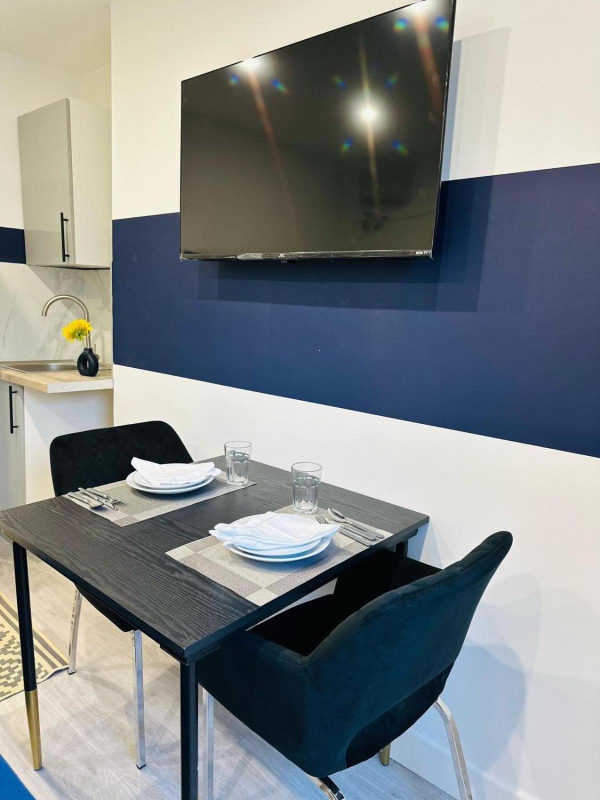 58 Blue House Center Studio, Spot * London