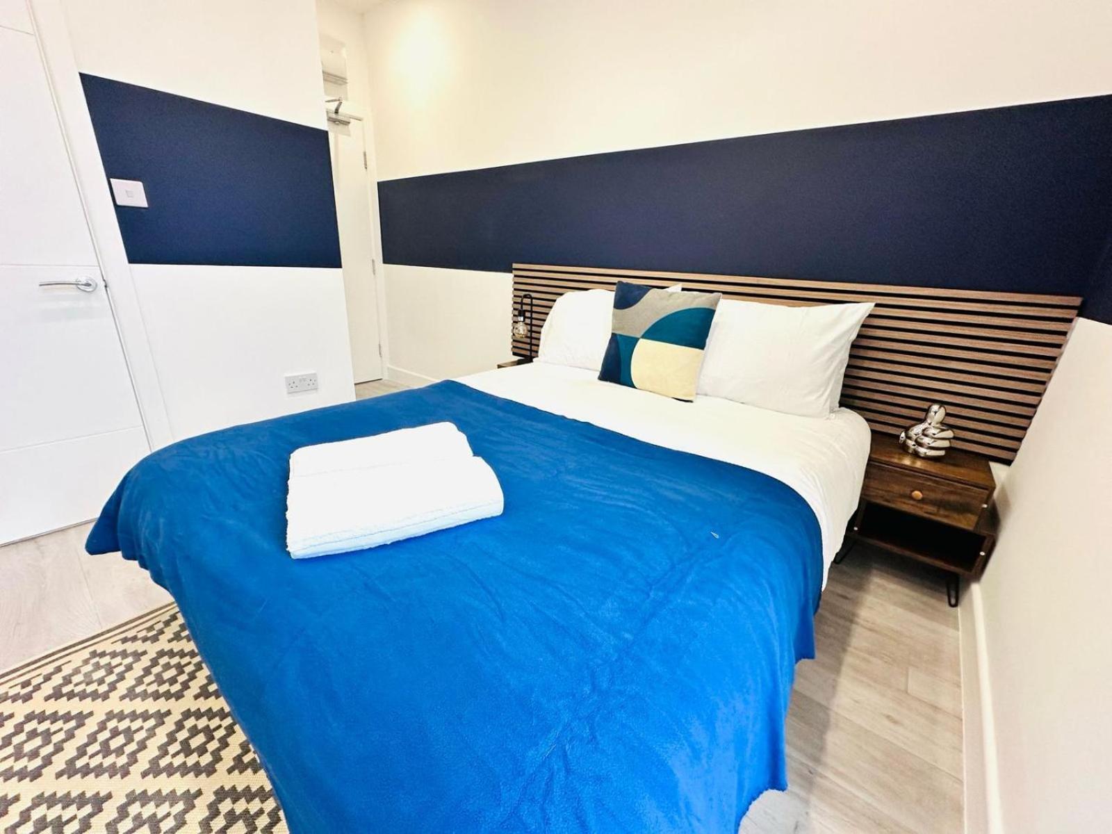 58 Blue House Center Studio, Spot London