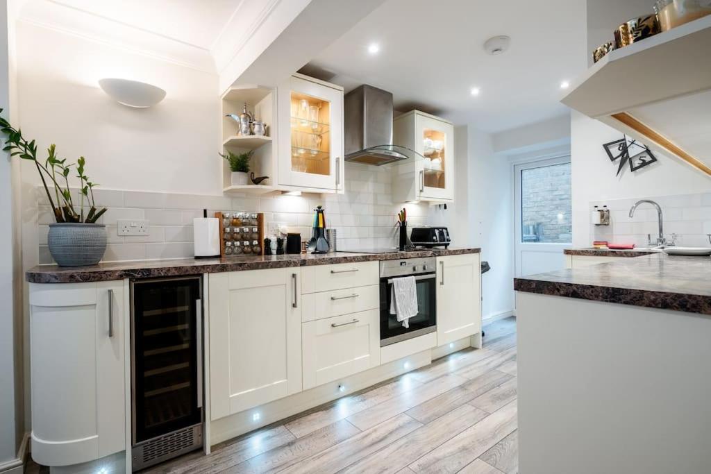 Spacious, Bright & Cosy ~ Ideal Victoria Location! Villaer