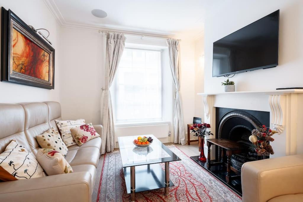 Villaer Spacious, Bright & Cosy ~ Ideal Victoria Location! London