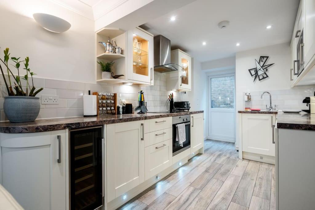 Villaer Spacious, Bright & Cosy ~ Ideal Victoria Location! London