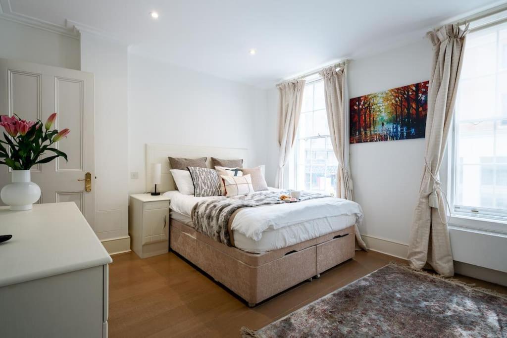Villaer Spacious, Bright & Cosy ~ Ideal Victoria Location!