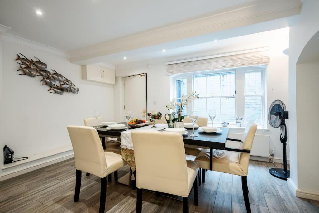 Villaer Spacious, Bright & Cosy ~ Ideal Victoria Location! *