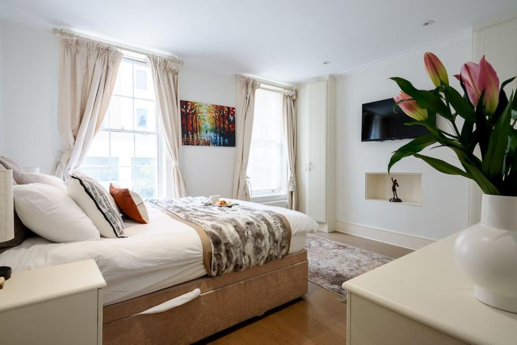 Villaer Spacious, Bright & Cosy ~ Ideal Victoria Location!