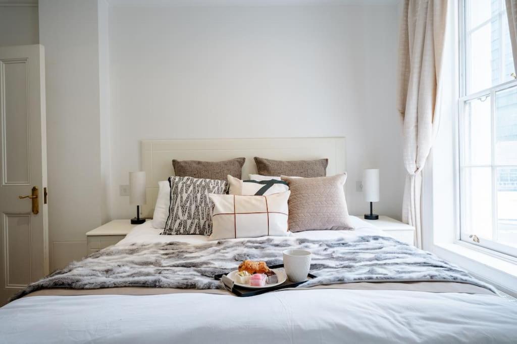 Spacious, Bright & Cosy ~ Ideal Victoria Location! Villaer