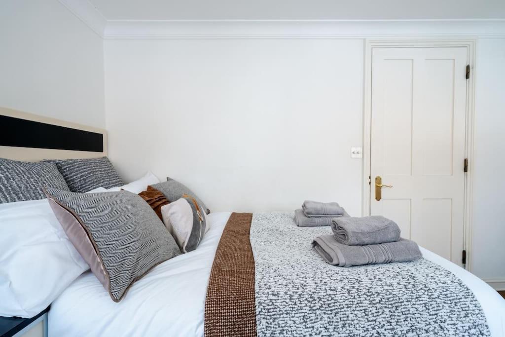 Villaer Spacious, Bright & Cosy ~ Ideal Victoria Location! London
