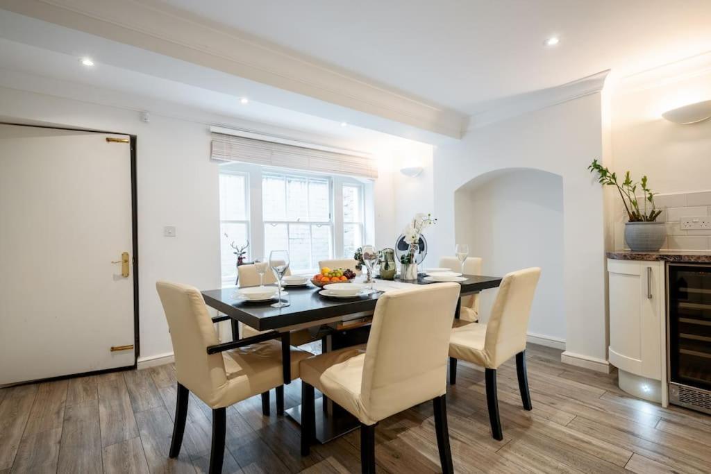 Villaer Spacious, Bright & Cosy ~ Ideal Victoria Location! *
