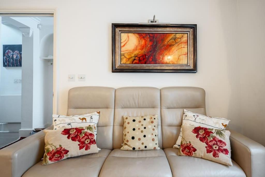 Villaer Spacious, Bright & Cosy ~ Ideal Victoria Location!