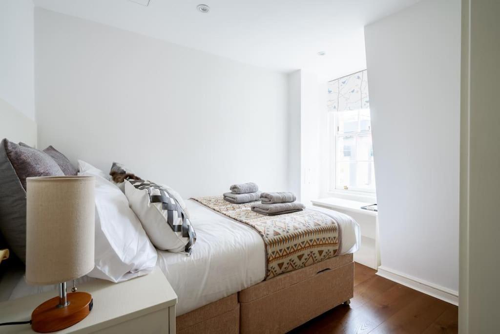 Spacious, Bright & Cosy ~ Ideal Victoria Location! Villaer
