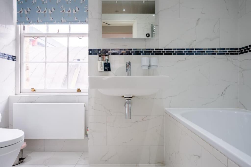 Spacious, Bright & Cosy ~ Ideal Victoria Location! Villaer *