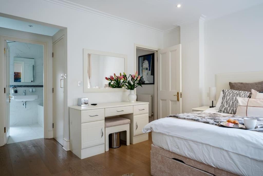 Spacious, Bright & Cosy ~ Ideal Victoria Location! London