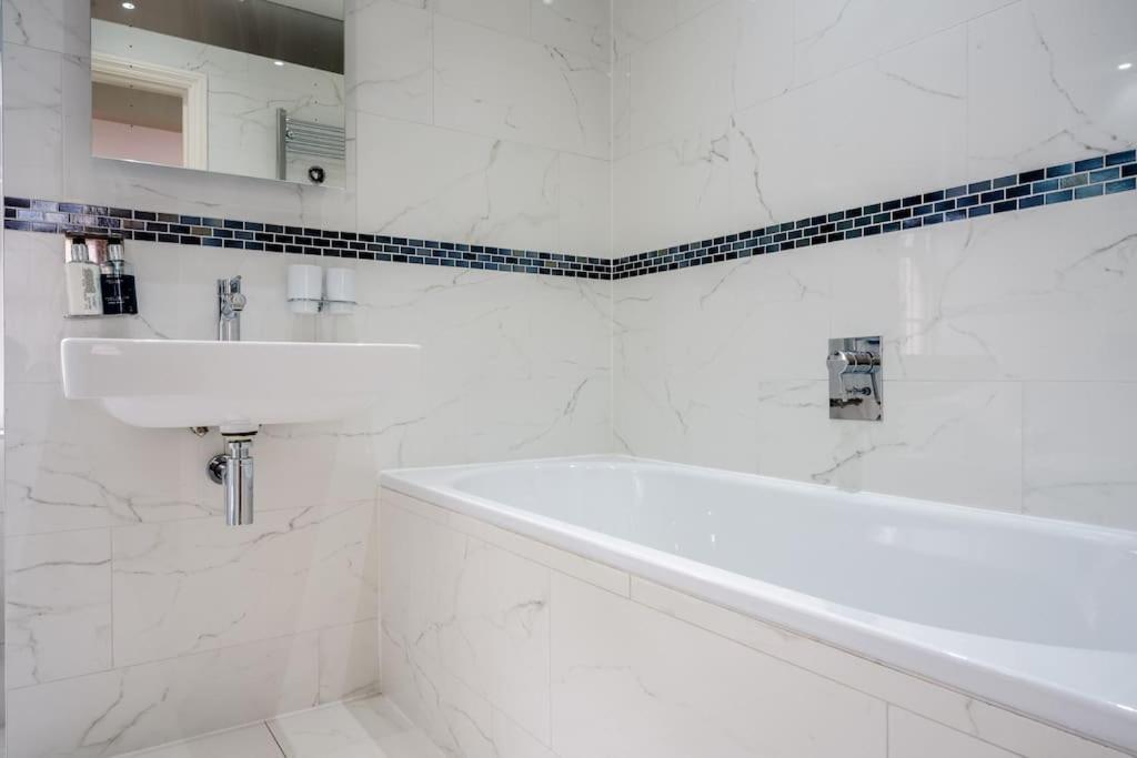 Spacious, Bright & Cosy ~ Ideal Victoria Location! Villaer