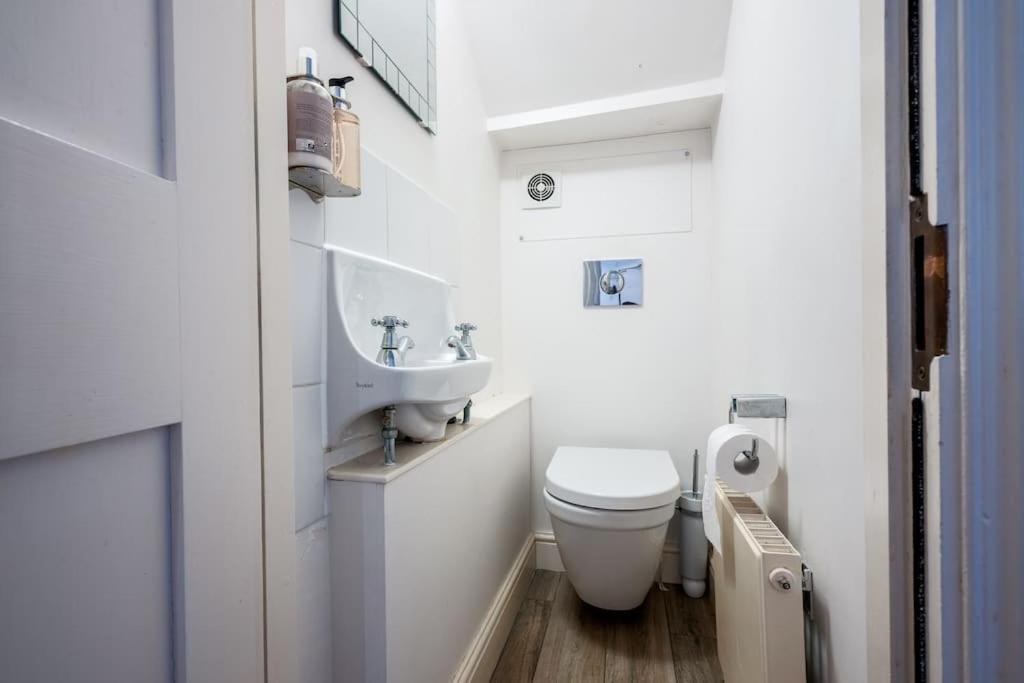 Spacious, Bright & Cosy ~ Ideal Victoria Location! Villaer *