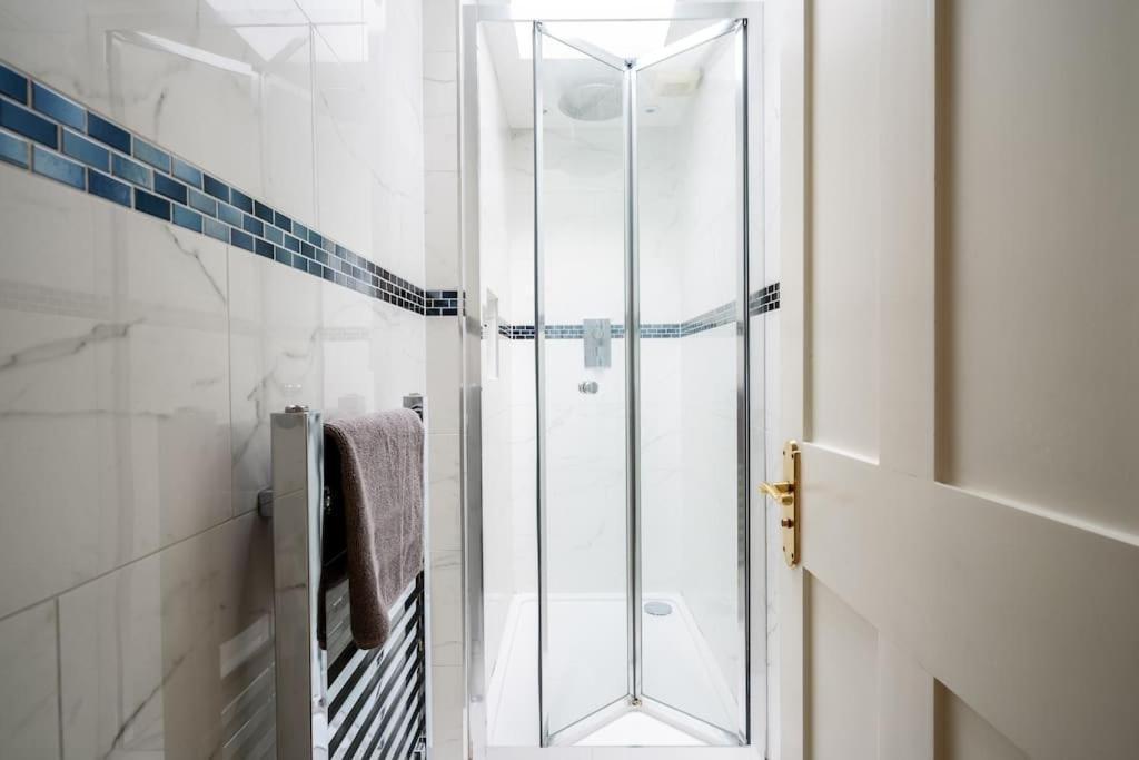 Villaer Spacious, Bright & Cosy ~ Ideal Victoria Location! London