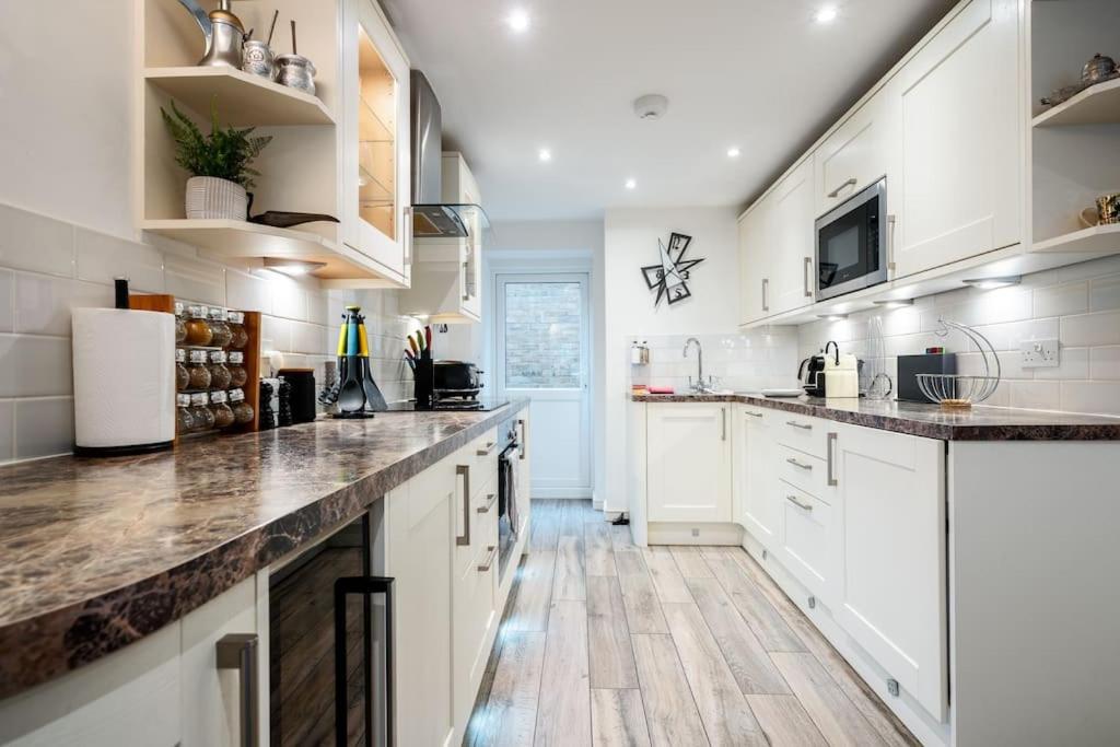 Spacious, Bright & Cosy ~ Ideal Victoria Location! London
