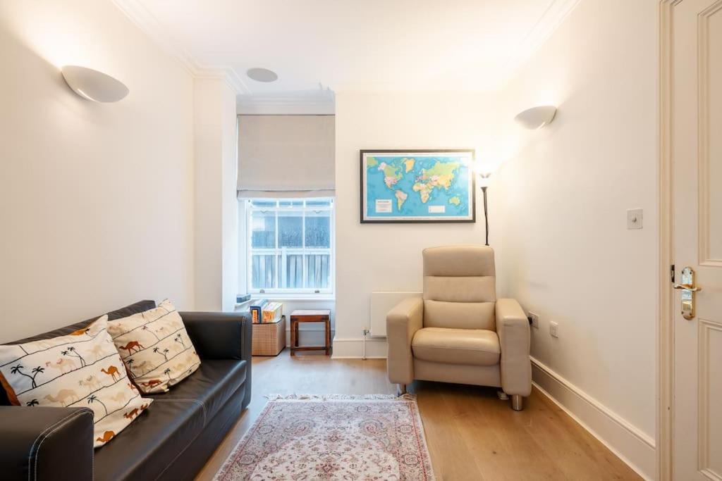 Spacious, Bright & Cosy ~ Ideal Victoria Location! Villaer