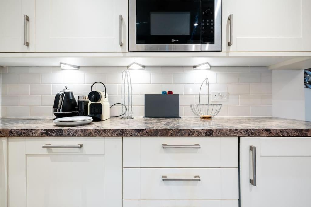 Spacious, Bright & Cosy ~ Ideal Victoria Location! Villaer *