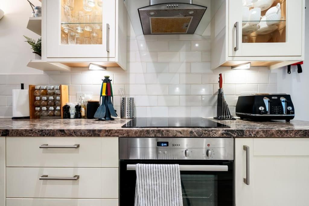 Spacious, Bright & Cosy ~ Ideal Victoria Location! * London