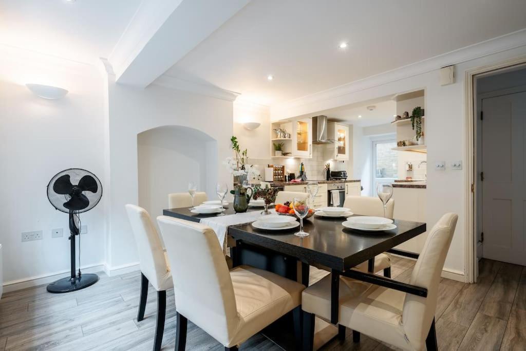 Villaer Spacious, Bright & Cosy ~ Ideal Victoria Location!