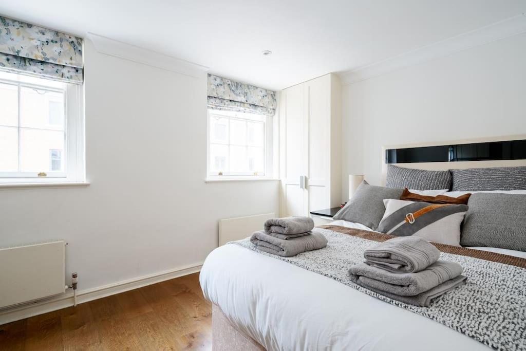 Spacious, Bright & Cosy ~ Ideal Victoria Location! Villaer
