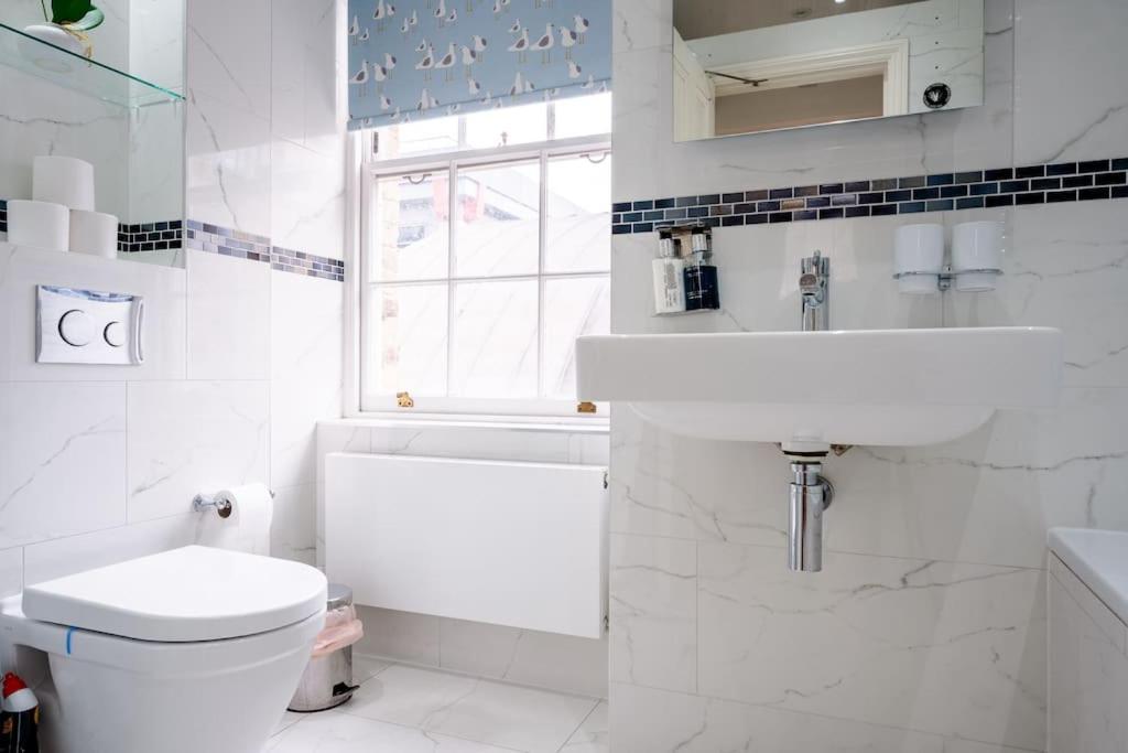 Spacious, Bright & Cosy ~ Ideal Victoria Location! Villaer *