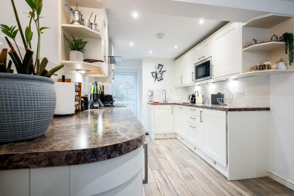 Spacious, Bright & Cosy ~ Ideal Victoria Location! London