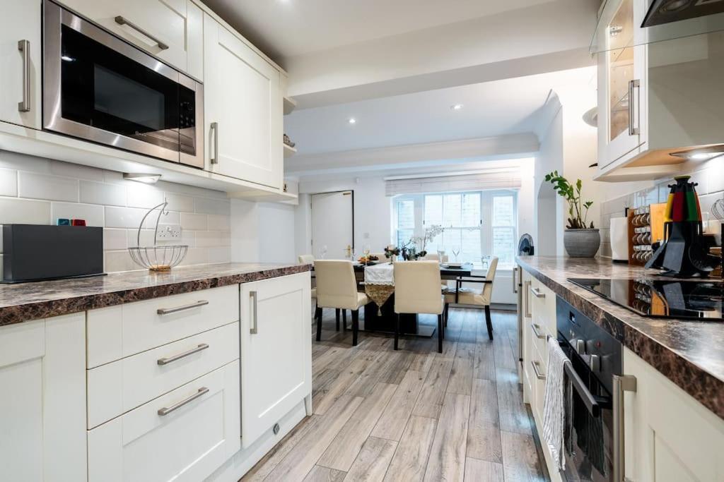 Villaer Spacious, Bright & Cosy ~ Ideal Victoria Location! *