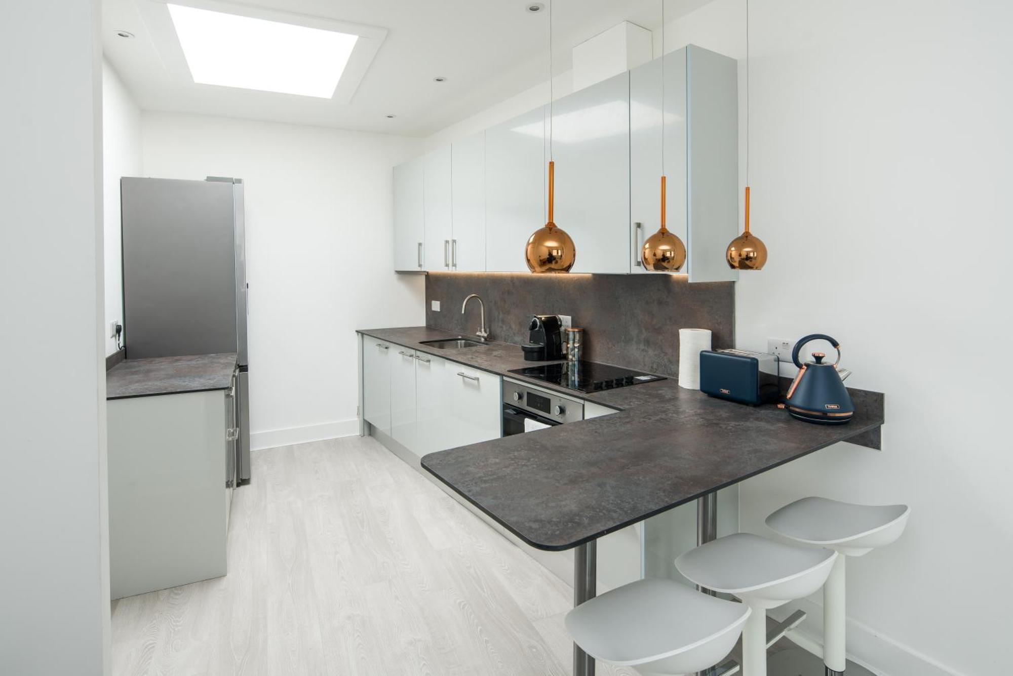 1 Bedroom Flat In Barons Court Apartamento