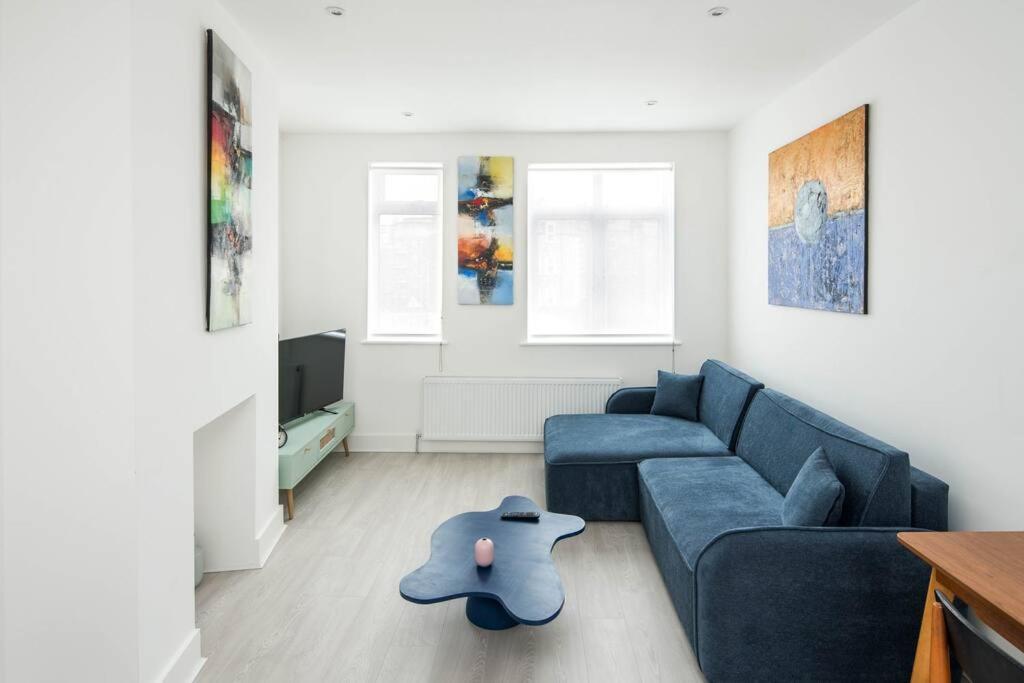 1 Bedroom Flat In Barons Court *