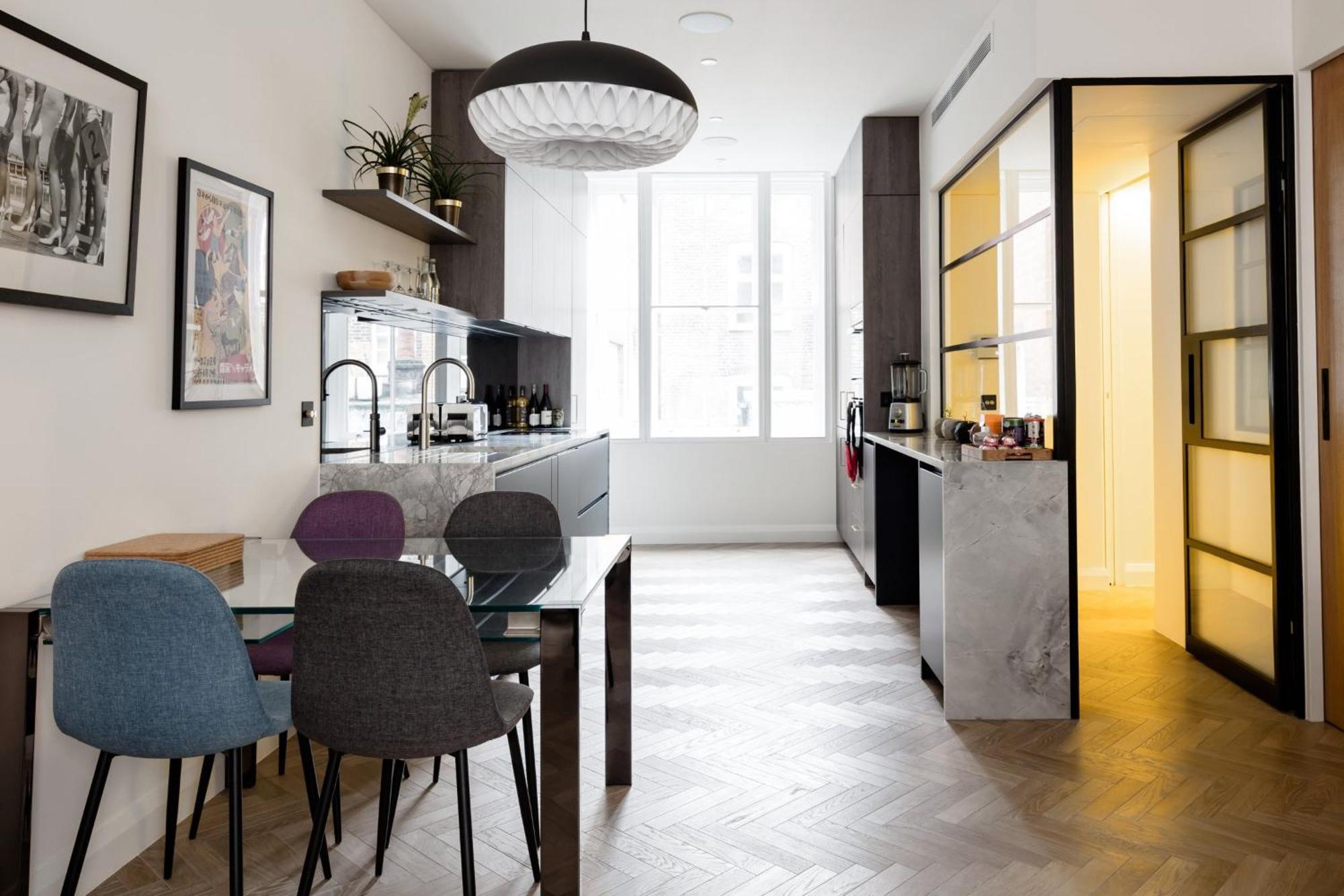 Modern & At Charing Cross Apartment