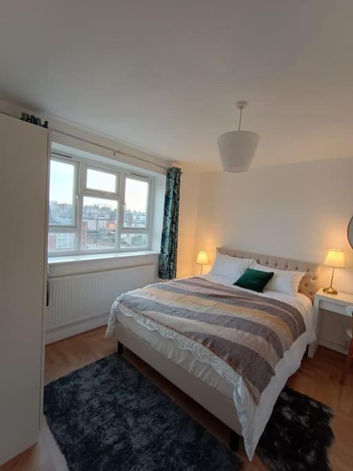 Spacious 3 Bed Flat Opp Springfield Park, Hackney. Appartement *