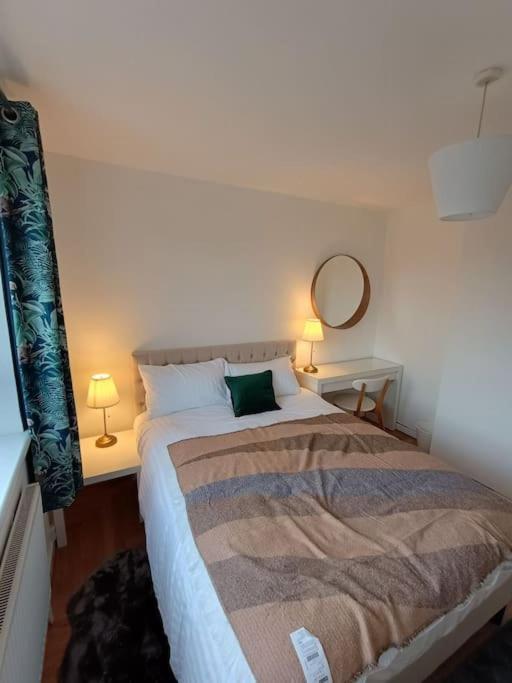 Spacious 3 Bed Flat Opp Springfield Park, Hackney. Appartement Londen