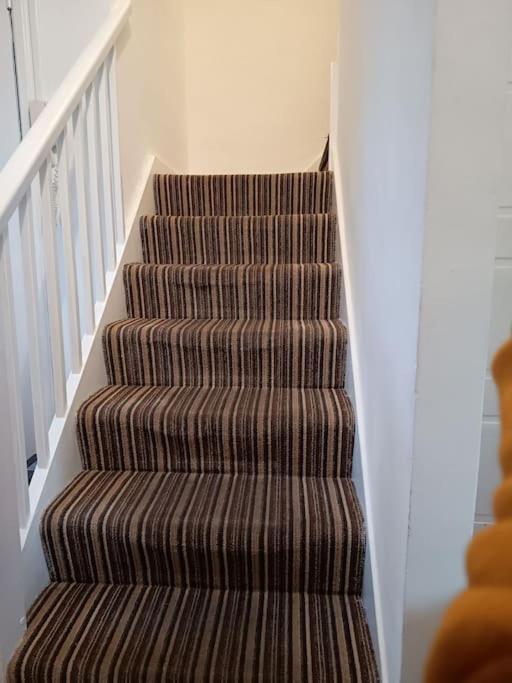 Spacious 3 Bed Flat Opp Springfield Park, Hackney. * Londen
