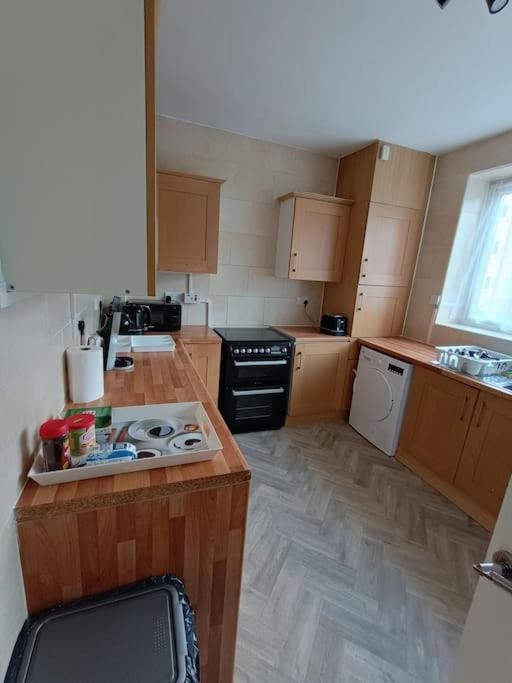 Spacious 3 Bed Flat Opp Springfield Park, Hackney. Londen
