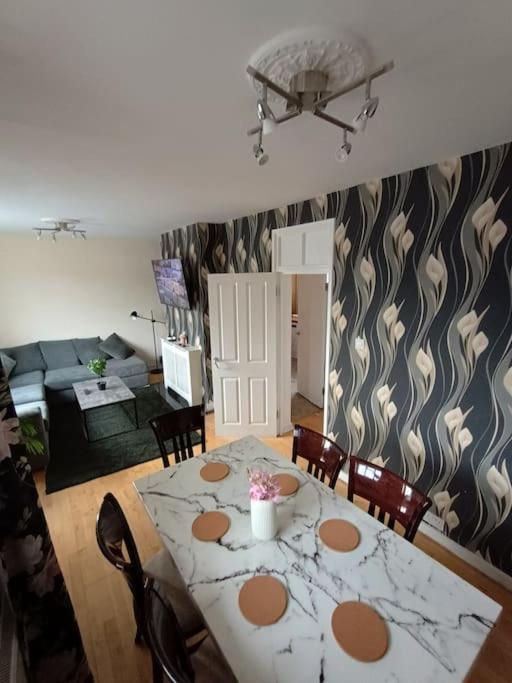 Spacious 3 Bed Flat Opp Springfield Park, Hackney. Appartement