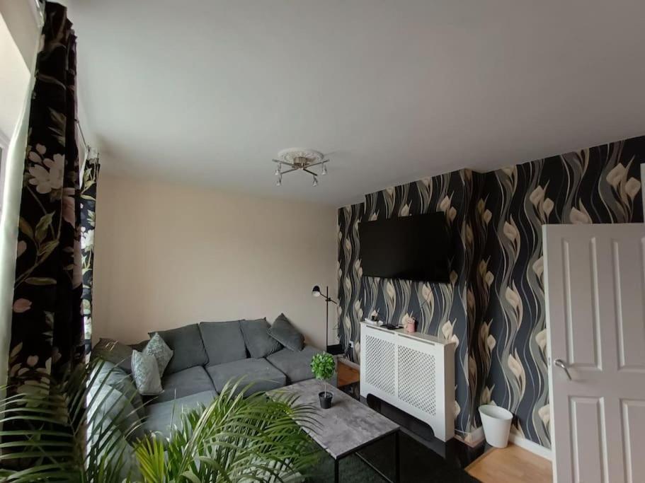 Spacious 3 Bed Flat Opp Springfield Park, Hackney. * Londen