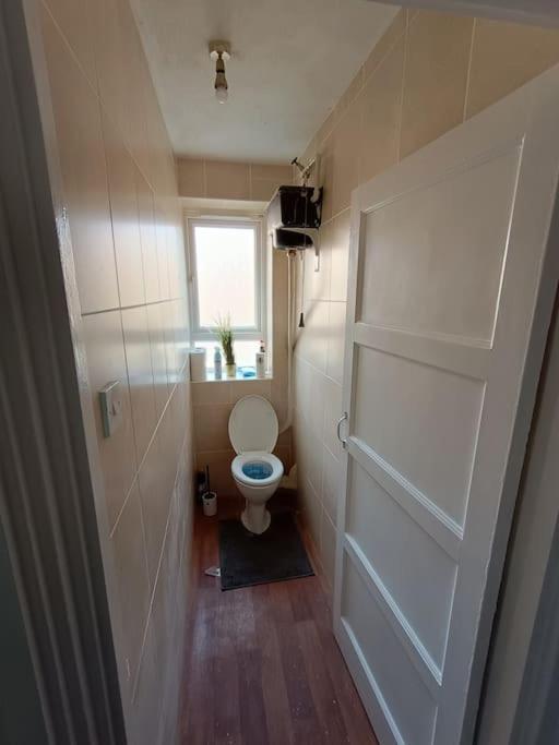 Spacious 3 Bed Flat Opp Springfield Park, Hackney. * Londen
