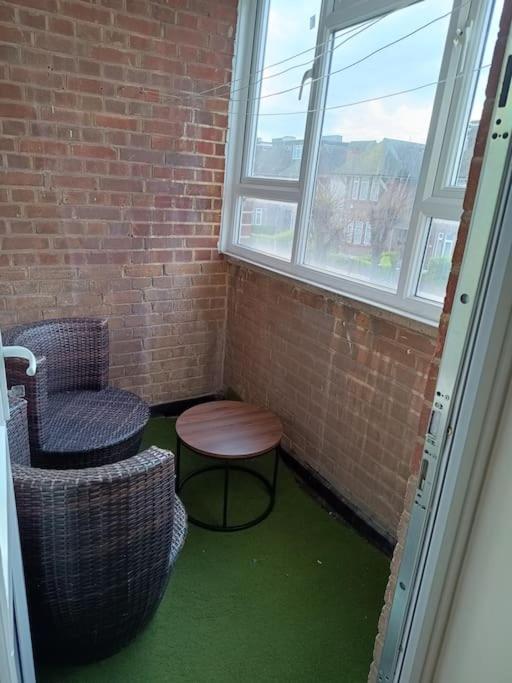Spacious 3 Bed Flat Opp Springfield Park, Hackney. Appartement