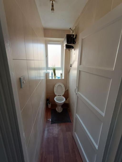 Spacious 3 Bed Flat Opp Springfield Park, Hackney. Appartement Londen