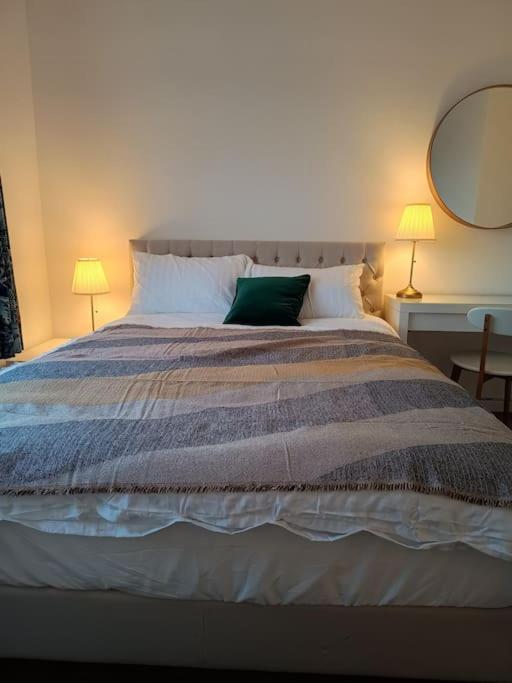 Spacious 3 Bed Flat Opp Springfield Park, Hackney. Londen