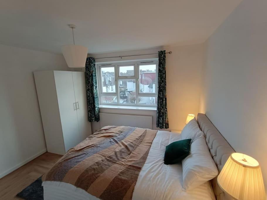 Spacious 3 Bed Flat Opp Springfield Park, Hackney. Appartement Londen